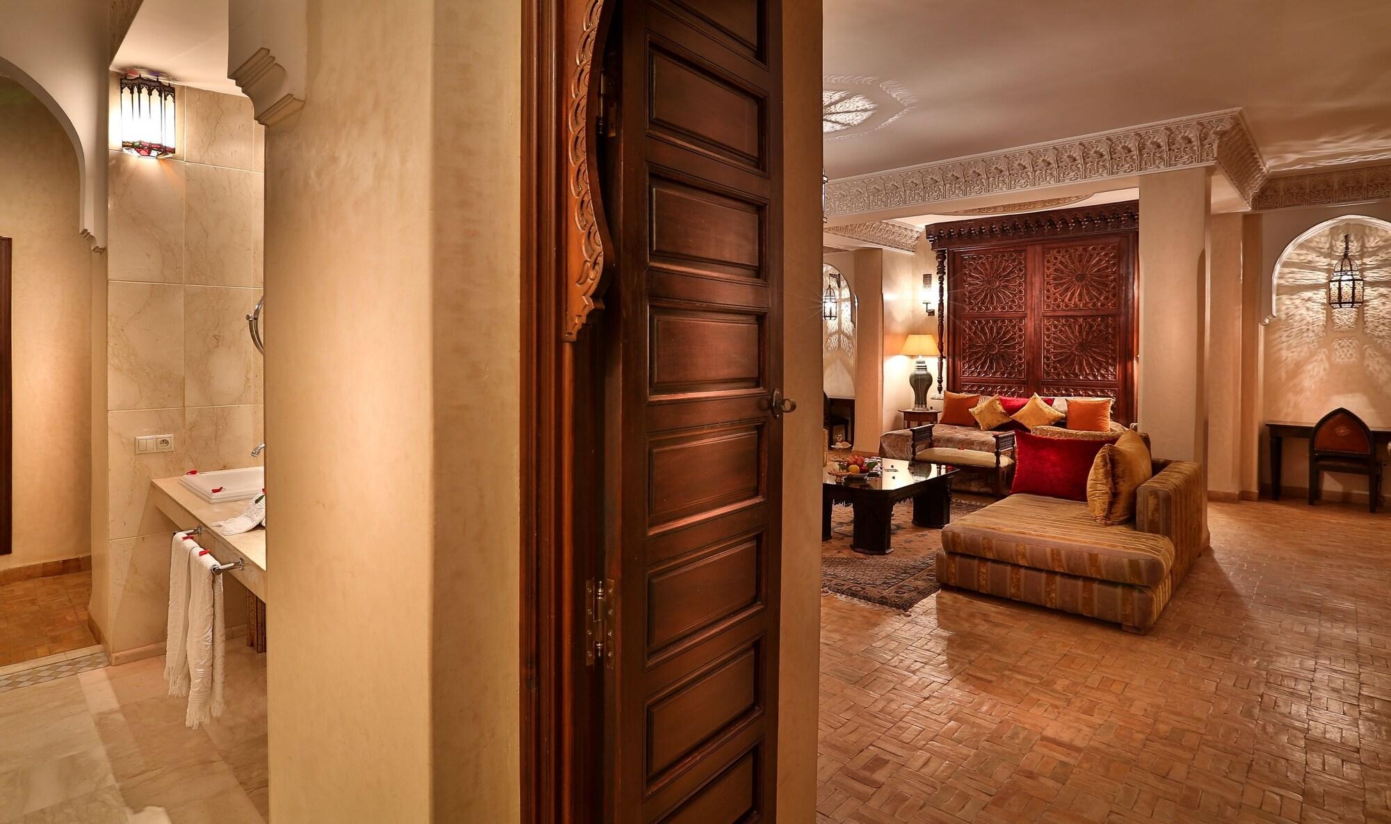 Riad Kniza Marrakesh Ngoại thất bức ảnh A suite at the hotel