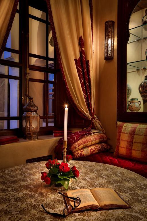 Riad Kniza Marrakesh Ngoại thất bức ảnh A candle in a Moroccan house