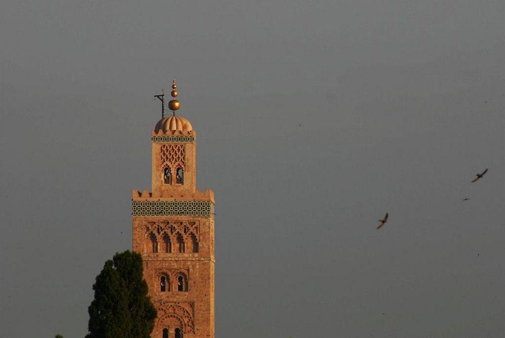 Riad Kniza Marrakesh Ngoại thất bức ảnh The minaret of the Kutubiyya Mosque in Marrakesh