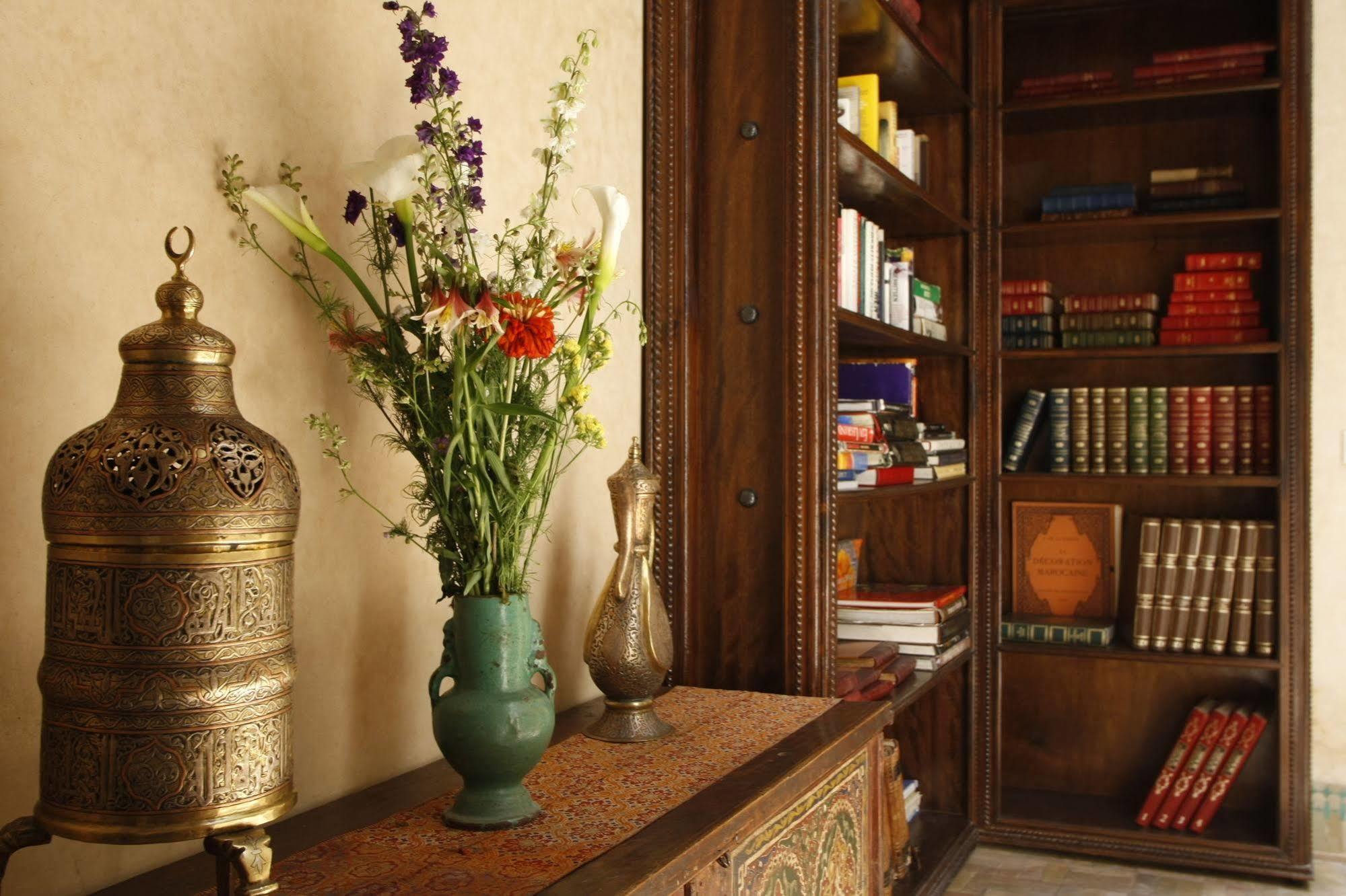 Riad Kniza Marrakesh Ngoại thất bức ảnh Library